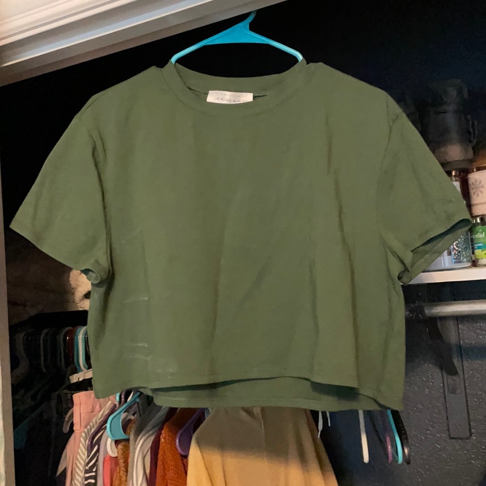 Green crop top t-shirt